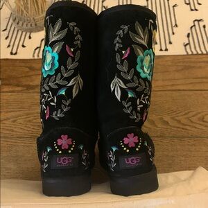 UGG® Women's Vintage Juliette Black Suede/Sheepskin Apres Ski Boots. Size 7.